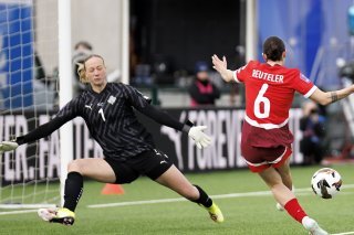 Géraldine Reuteler ouvre le score pour la Suisse. La suite ne fut pas aussi lumineuse... KEYSTONE/EPA/BRYNJAR GUNNARSSON